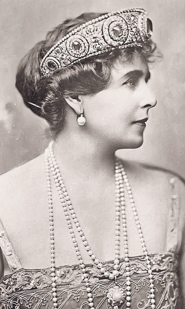 01-Regina-Maria-a-Romaniei-970x1311
