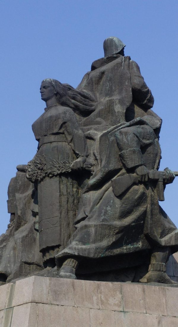 6.-Monum-ostaş-rom-latera