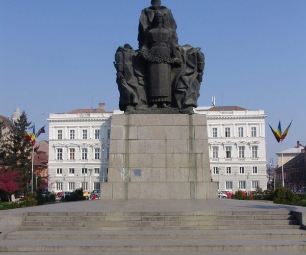 8.-Monum-ostaş-fațada-secundară