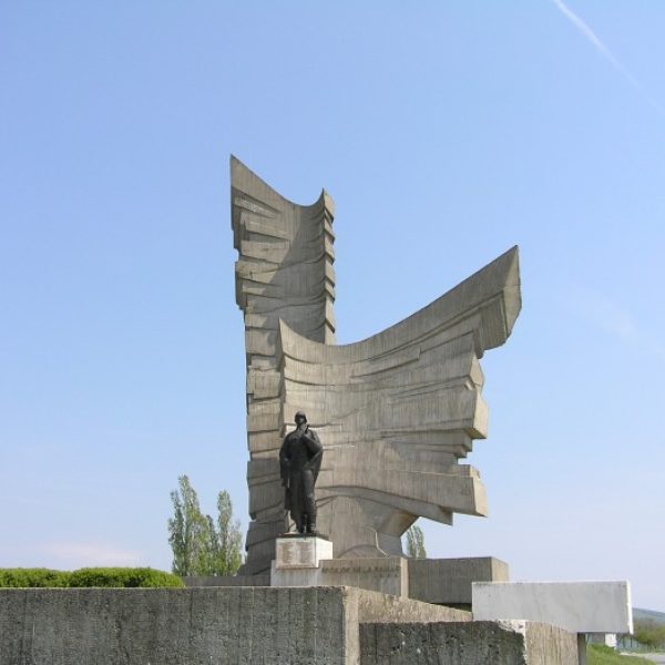Monumentul-eroilor-de-la-Paulis-20101110133237