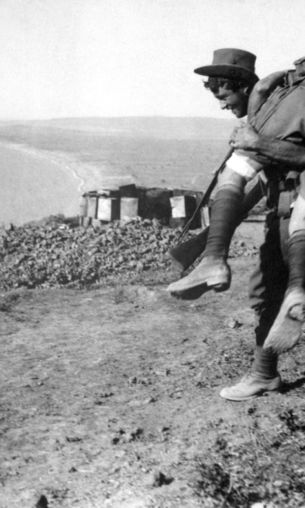 Un-soldat-isi-cara-in-spate-camardul-ranit-in-Dardanelles-in-Primul-Razboi-Mondial_245965933